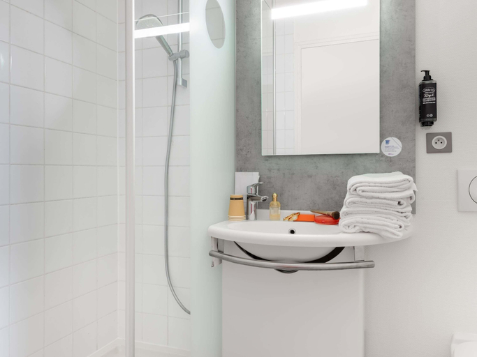 Bathroom 4, ibis budget Caen Mondeville, Calvados