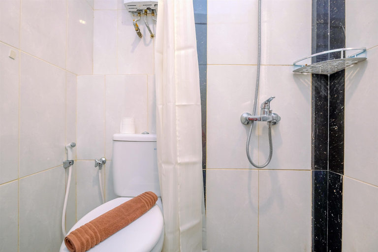 Bathroom 2, Comfortable Studio Apartment At Grand Kamala Lagoon, Bekasi