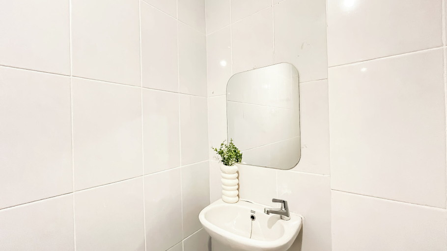 Bathroom 2, Contemporary And Cozy 2Br At Apartment Tokyo Riverside Pik 2, Tangerang