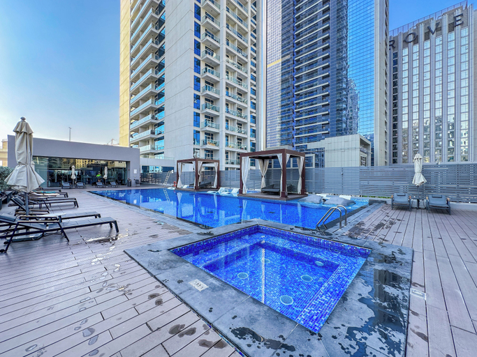Pool 4, Minimal Studio in Marina, Dubai