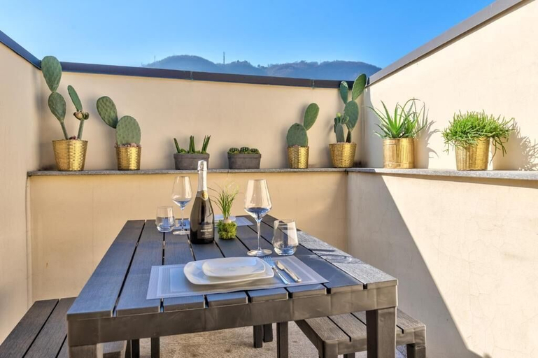 Outdoor dining, Penthouse with Private Terrace, Como