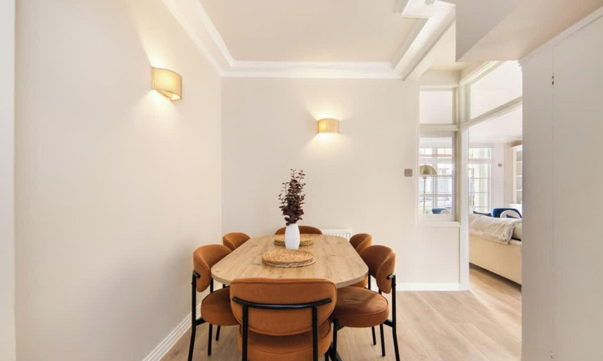 Room 5, 10 Mins Walk to Harrods Belgravia Mews House, London