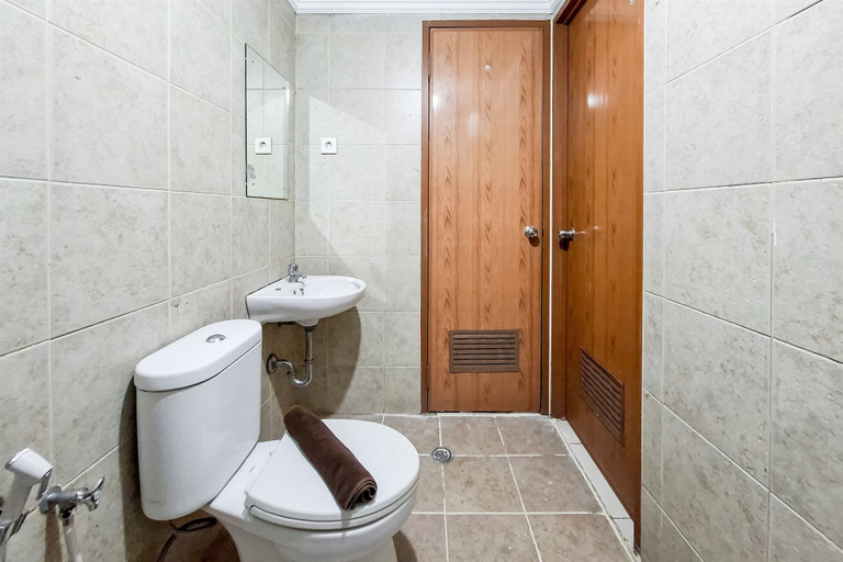 Bathroom 2, Charming And Enjoyable Stay 2Br At Apartment Great Western, Tangerang