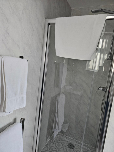 Bathroom 2, The Ivernia hotel, Lincolnshire