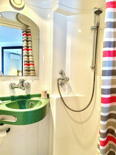 Bathroom 3, Brit Hotel Essentiel Reims Taissy, Marne
