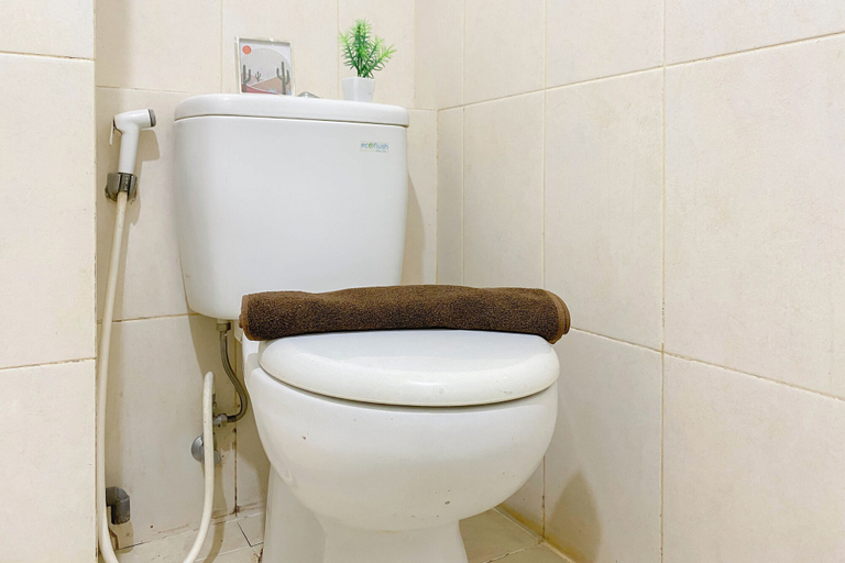 Bathroom 4, Tidy And Warm Studio At Springlake Summarecon Bekasi Apartment, Bekasi
