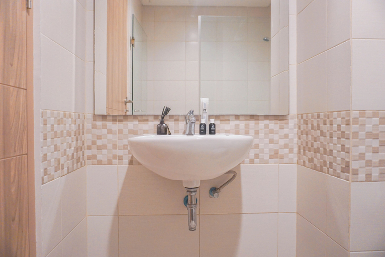 Bathroom 4, Comfy And Elegant 2Br At Tamansari Iswara Apartment, Bekasi