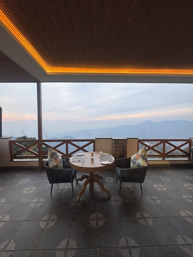 Outdoor dining, Divine OAK Stay, Tehri Garhwal