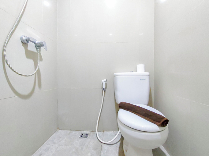 Bathroom 2, Wood Accents Studio At Grand Dharmahusada Lagoon Apartment, Surabaya