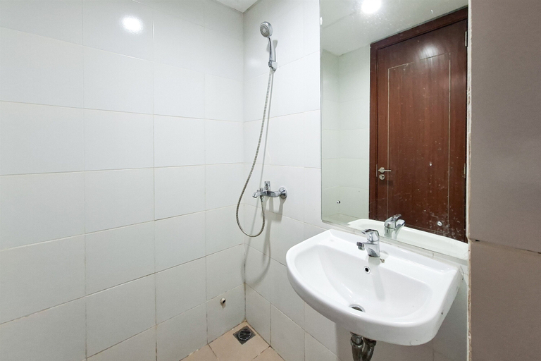 Bathroom 5, Comfortable And Compact 1Br At Apartment Vittoria Residence, Jakarta Barat