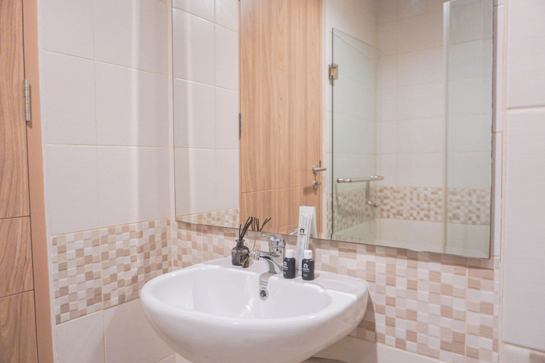 Bathroom 5, Comfy And Elegant 2Br At Tamansari Iswara Apartment, Bekasi