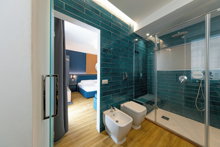 Bathroom 5, Taliammari, Palermo