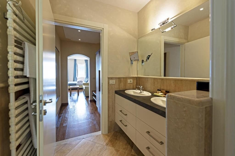 Bathroom 5, Baia d'oro, Brescia
