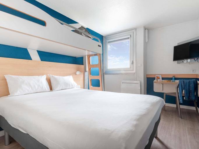 Bedroom 3, ibis budget Caen Mondeville, Calvados