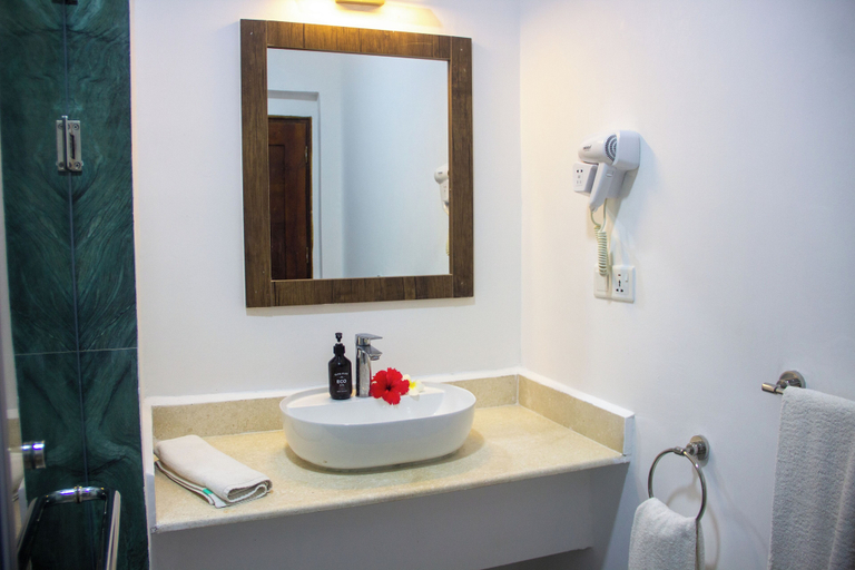 Bathroom 5, Reef & Beach Resort, Kusini