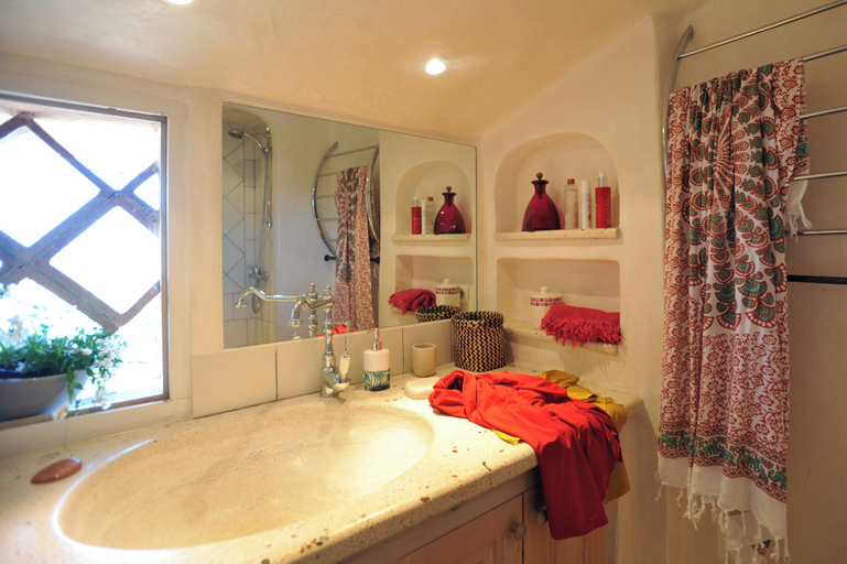 Bathroom 3, Cala di Sole, Corse-du-Sud