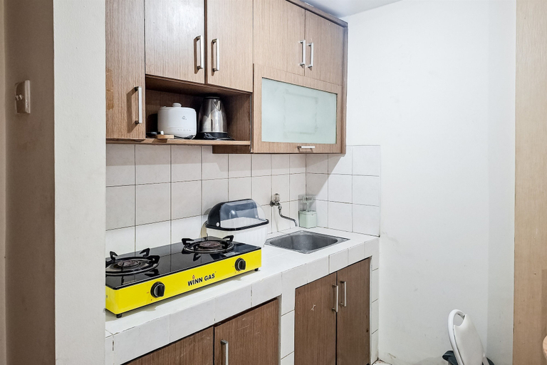Private kitchen, Charming And Enjoyable Stay 2Br At Apartment Great Western, Tangerang