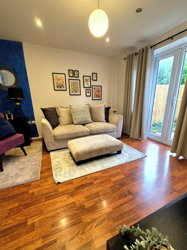 Living area, Elegant 2-bed Home - Prime City Centre Location, Leicester