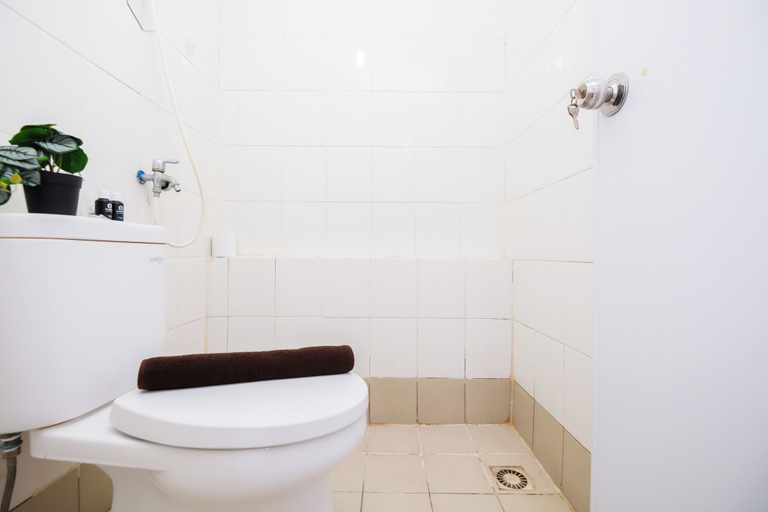 Bathroom 5, Cozy White 2Br At Bassura City Apartment, Jakarta Timur