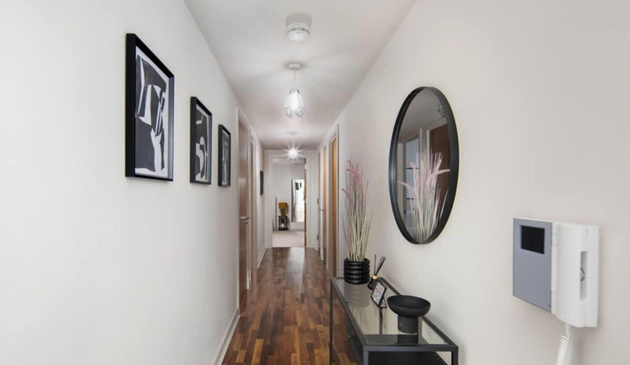 Room 5, 5 Mins Walk to Moorgate Tranquil City Retreat, London
