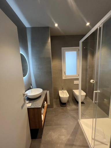 Bathroom 3, Miramare, Venezia