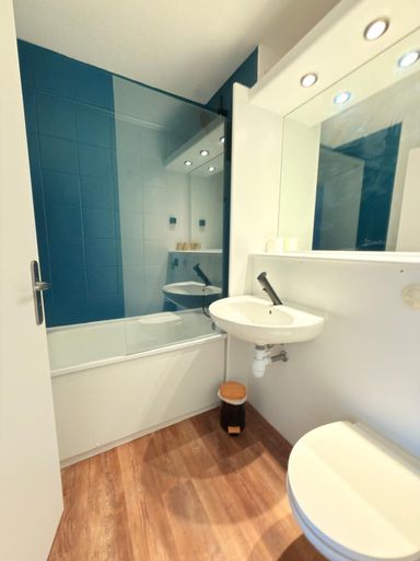 Bathroom 4, Kyriad Blois Sud-Vineuil, Loir-et-Cher