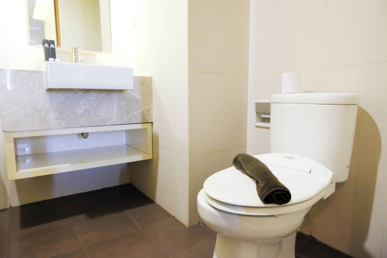 Bathroom 4, Spacey 2Br With Access Mall At Apartment Aryaduta Residence Surabaya, Surabaya