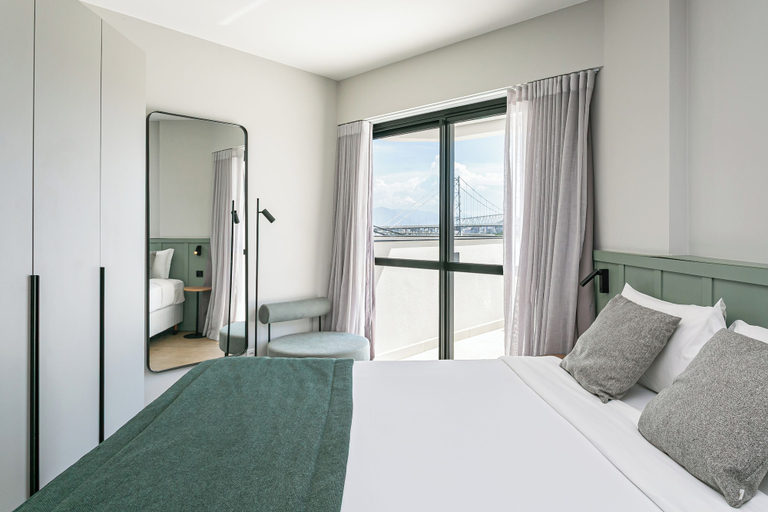 Room 2, The Bridge by Viva - Prédio com piscina no terraço e academia em Floripa, Florianopolis