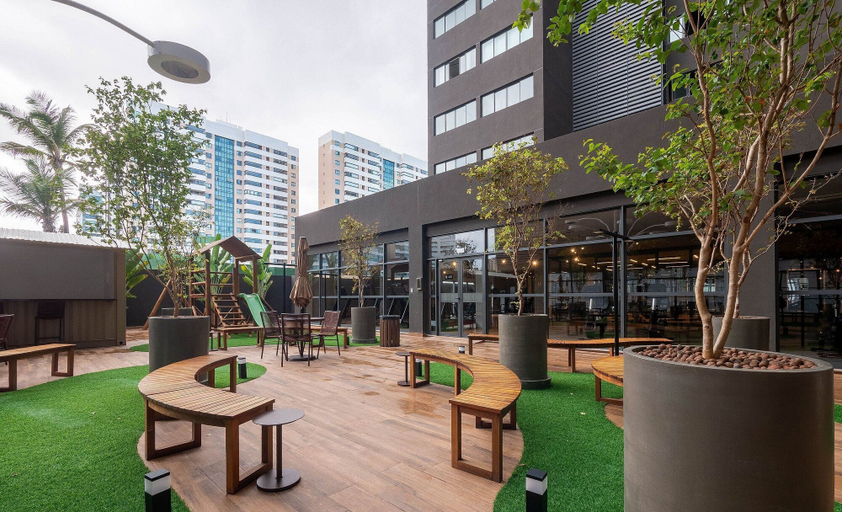 Outdoor dining, Beachfront Building With Pool and gym - Arus, Salvador