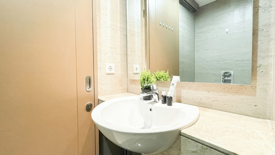 Bathroom 5, Warm And Spacious 2Br At Gold Coast Apartment, North Jakarta