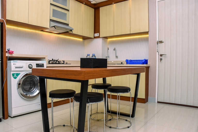 Interior 3, Spacious And Cozy 2Br Grand Kamala Lagoon Apartment, Bekasi