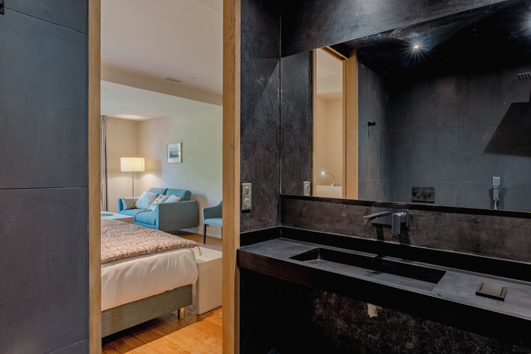Bathroom 3, DOMAINE DE LA PEYRINE, Gironde