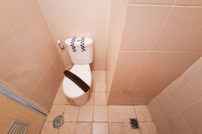 Bathroom 2, Comfortable And Minimalist Studio At Apartment Serpong Greenview, Tangerang