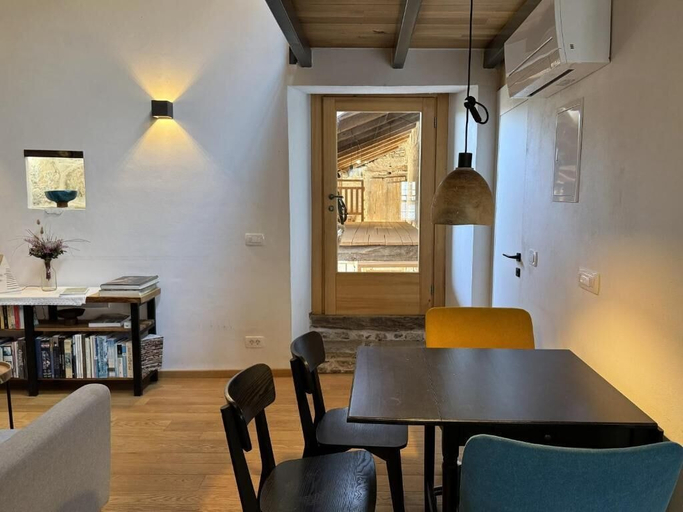 Dining 5, Villa Kobdilj 1835 with Shared Courtyard, Komen