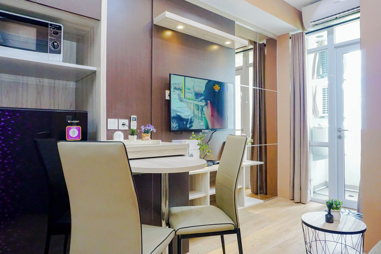 Interior 3, Comfy And Homely Space 2Br At Apartment Vasanta Innopark, Cikarang