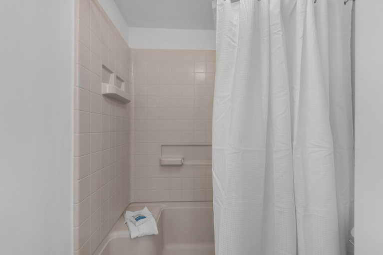Bathroom 4, Gulf Winds 101, Escambia