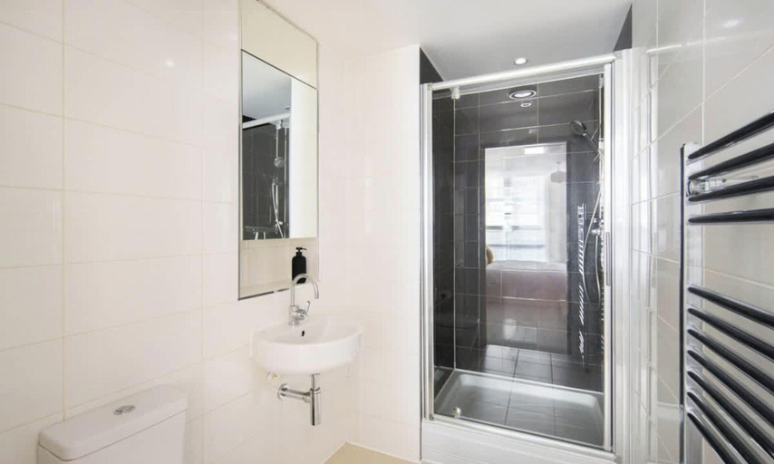 Room 3, 5 Mins Walk to Moorgate Tranquil City Retreat, London