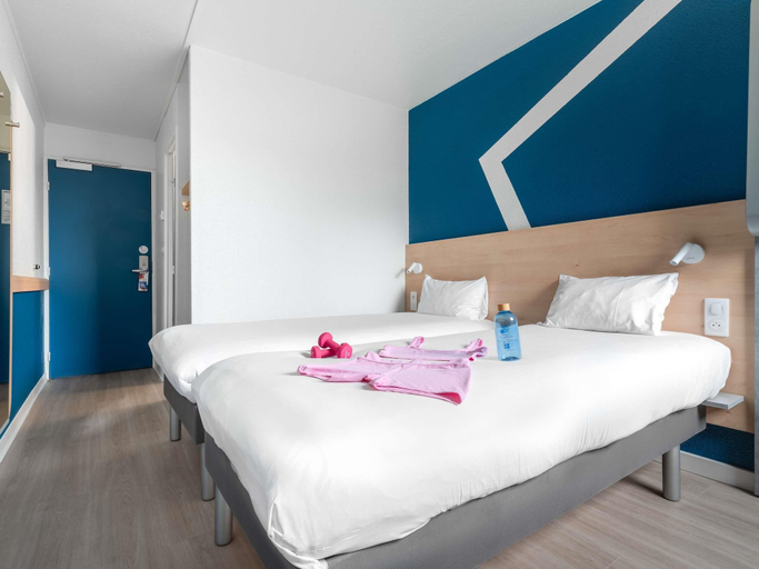 Bedroom 3, ibis budget Caen Mondeville, Calvados