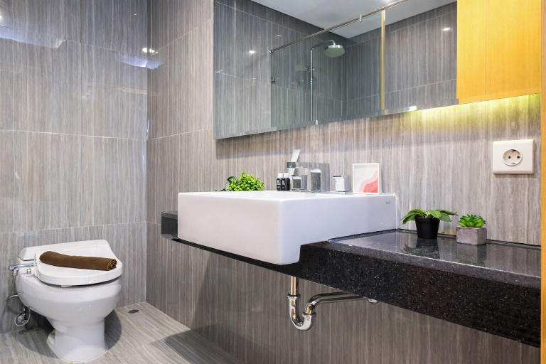 Bathroom 2, Exquisite 3Br At Capitol Suites Apartment, Central Jakarta