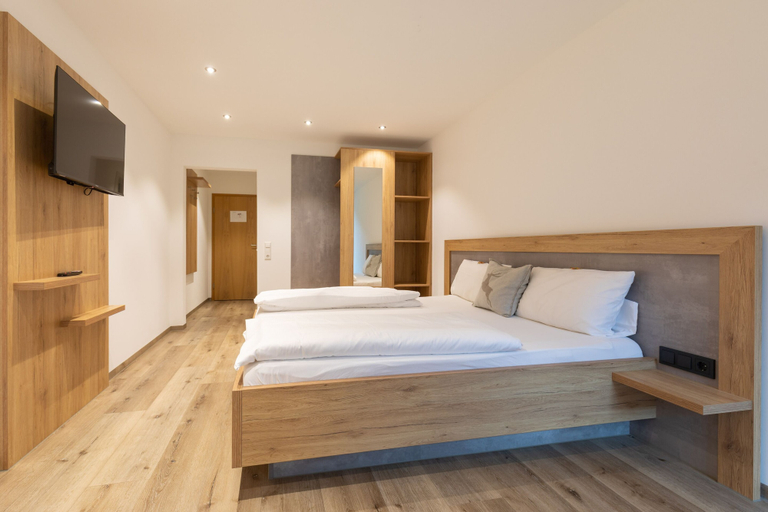 Bedroom 5, Landgasthaus Grüner Baum, Emmendingen