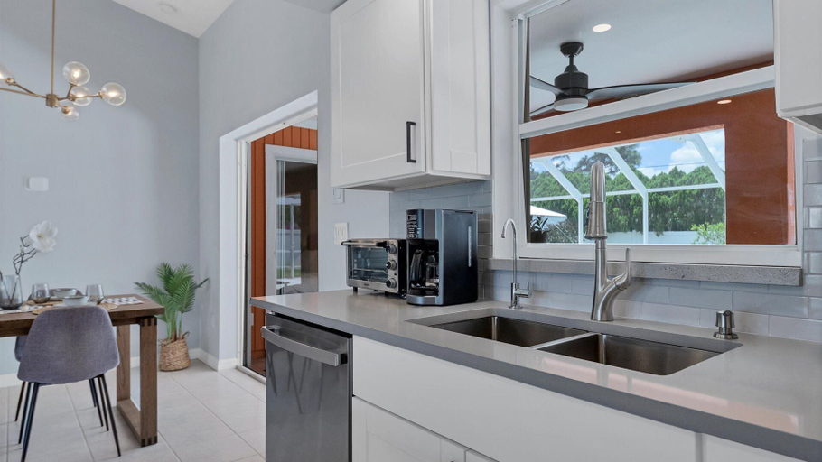 Interior 3, Ebr7483, Charlotte