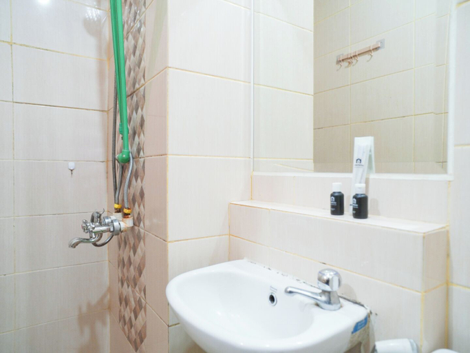 Bathroom 4, Simple Stay Studio Near Ui At Dave Apartment, Depok