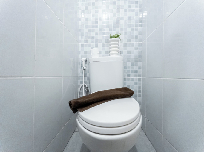 Bathroom 5, Comfy And Neat Studio At Tokyo Riverside Pik 2 Apartment Near Tokyo Hub, Tangerang