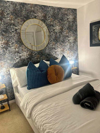 Room 3, Elegant 2-bed Home - Prime City Centre Location, Leicester