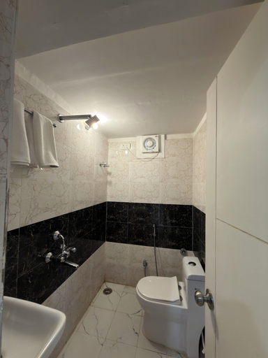 Bathroom 4, Gulmohar Stays, Varanasi