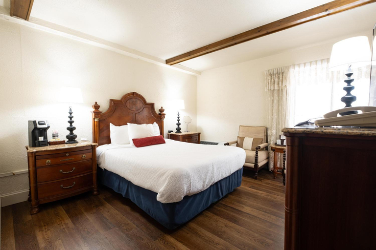 Bedroom 3, Fireside Inn & Suites Bangor, Penobscot