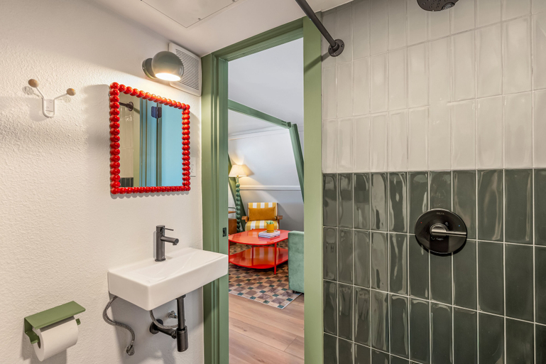 Bathroom 4, Petit Cowboy, Comal