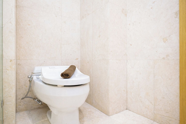 Bathroom 5, Comfy 2Br With City View At Capitol Suites Apartment, Jakarta Pusat