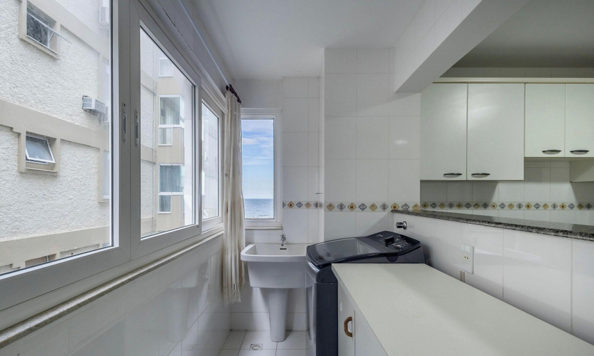 Interior 4, 3-bedroom Apt on the BC Waterfront - Egb0052