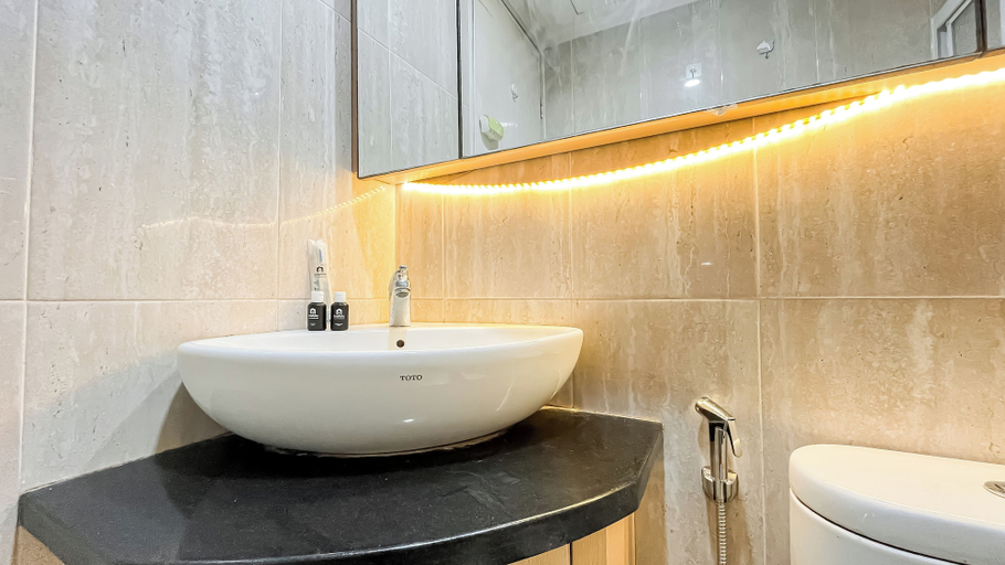 Bathroom 3, Warm And Comfy 2Br At Green Bay Pluit Apartment, North Jakarta